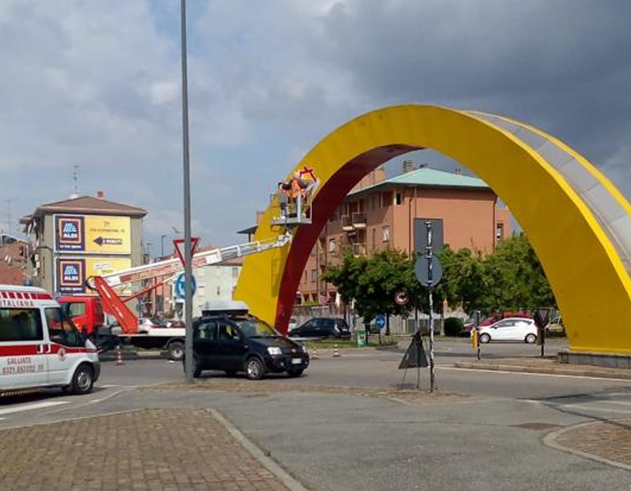 The decoration of the Arch of Casa Alessia in Novara